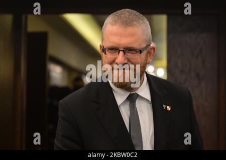 Grzegorz Braun, un homme politique polonais de droite et le chef de la Confédération du parti politique polonais de la Couronne et l'un des dirigeants de l'alliance liberté et indépendance de la Confédération arrive à rencontrer ses partisans à Rzeszow. Sur 20 juillet 2020, à Rzeszow, Pologne. (Photo par Artur Widak/NurPhoto) Banque D'Images