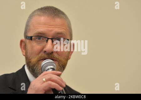 Grzegorz Braun, un homme politique polonais de droite et le chef de la Confédération du parti politique de la Couronne polonaise et l'un des dirigeants de l'alliance liberté et indépendance de la Confédération, s'adresse à son soutien à Rzeszow. Sur 20 juillet 2020, à Rzeszow, Pologne. (Photo par Artur Widak/NurPhoto) Banque D'Images