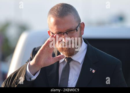 Grzegorz Braun, un homme politique polonais de droite et le chef de la Confédération du parti politique polonais de la Couronne et l'un des dirigeants de l'alliance liberté et indépendance de la Confédération arrive à rencontrer ses partisans à Rzeszow. Sur 20 juillet 2020, à Rzeszow, Pologne. (Photo par Artur Widak/NurPhoto) Banque D'Images