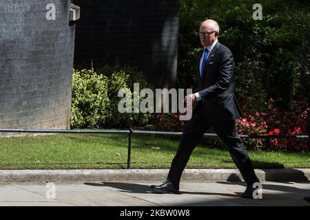 L'ambassadeur des États-Unis au Royaume-Uni Woody Johnson arrive à Downing Street en tant que secrétaire d'État américain Mike Pompeo rencontre le Premier ministre britannique Boris Johnson pour des entretiens le 21 juillet 2020 à Londres, en Angleterre. La visite de Pompeo fait suite à la décision de la Grande-Bretagne de retirer la société de technologie chinoise Huawei de fournir des équipements au réseau de télécommunications du Royaume-Uni en 5G, en raison de préoccupations croissantes en matière de sécurité et de nouvelles sanctions imposées par les États-Unis à Huawei. (Photo de Wiktor Szymanowicz/NurPhoto) Banque D'Images