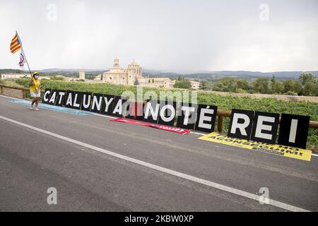 Un manifestant pro-indépendance catalan porte un drapeau et il se rapproche d'un panneau indiquant ''la Catalogne n'a pas de roi'' lorsqu'il participe à une marche anti-monarchie à Monasterio de Poblet sur 20 juillet, 2020 coïncidant avec une visite de la famille royale espagnole à l'abbaye royale de Santa Maria de Poblet. (Photo par Albert Llop/NurPhoto) Banque D'Images