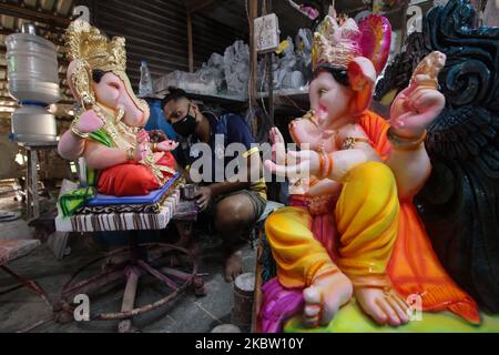 Un artisan peint une idole du dieu hindou Ganesha avant le festival Ganesh Chaturthi à Mumbai, Inde sur 21 juillet 2020. Un festival de dix jours célébrant la naissance de Ganesha commence à 22 août. (Photo par Himanshu Bhatt/NurPhoto) Banque D'Images