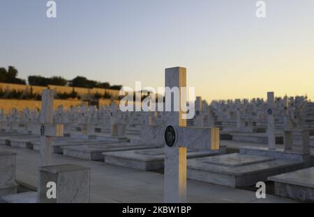 Des tombes de soldats tués lors de l'invasion turque de Chypre en 1974 sont visibles dans le cimetière militaire de Tymvos Macédonitissas à l'occasion de l'anniversaire de 46th dans la capitale divisée de Nicosie, Chypre, mardi, 21 juillet 2020. Quelques milliers de soldats grecs et chypriotes ont été tués en 1974 lors de l'invasion turque et de l'occupation subséquente de la partie nord de l'île de Chypre. (Photo de Danil Shamkin/NurPhoto) Banque D'Images
