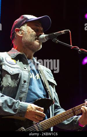 Membre du groupe la habitacion Roja, Jorge Marti lors du concert qu'ils ont offert ce soir à l'Ifema de Madrid, dans le cadre du festival ''Abre Madrid''. 21 juillet 2020 Espagne (photo par Oscar Gonzalez/NurPhoto) Banque D'Images