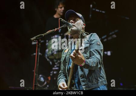 Membre du groupe la habitacion Roja, Jorge Marti lors du concert qu'ils ont offert ce soir à l'Ifema de Madrid, dans le cadre du festival ''Abre Madrid''. 21 juillet 2020 Espagne (photo par Oscar Gonzalez/NurPhoto) Banque D'Images