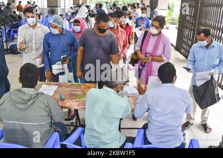 Les travailleurs bangladais expatriés attendent dans une file d'attente pour donner leurs échantillons pour les tests COVID-19 dans un centre d'isolement temporaire installé à Dhaka, Bangladesh, on 21 juillet 2020 (photo de Mamunur Rashid/NurPhoto) Banque D'Images