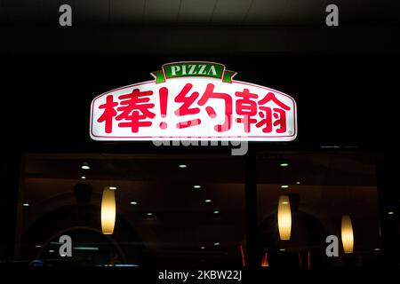 Un panneau lumineux de la franchise de restauration rapide de Papa john's dans une rue. Le 2 mars 2012, à Shenzhen, en Chine. (Photo Illustration par Emeric Fohlen/NurPhoto) Banque D'Images