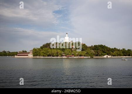 Beijing, Chine, le 3 juin 2011. Vue sur le parc de Beihai. C'est un parc public et un ancien jardin impérial situé dans la partie nord-ouest de la ville impériale, Beijing. (Photo par Emeric Fohlen/NurPhoto) Banque D'Images