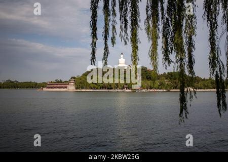 Beijing, Chine, le 3 juin 2011. Vue sur le parc de Beihai. C'est un parc public et un ancien jardin impérial situé dans la partie nord-ouest de la ville impériale, Beijing. (Photo par Emeric Fohlen/NurPhoto) Banque D'Images