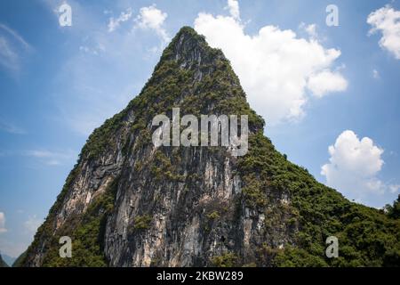 Guilin, Chine, le 1 août 2011. Vue sur le paysage de la topographie karstique dans la région autonome de Guangxi Zhuang. C'est l'une des destinations touristiques les plus populaires de Chine. Guilin, Chine, le 1 aout 2011. Une vue des petites montagnes en forme de boss tres pentues et des reliefs karstiques, caractéristiques de la région autonome zhuang du Guangxi. (Photo par Emeric Fohlen/NurePhoto) (photo par Emeric Fohlen/NurePhoto) Banque D'Images