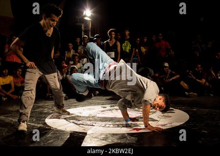 Tunis, Tunisie, 15 mai 2015. Deux jeunes b boys lors d'une compétition de breakdance dans le centre-ville de Tunis. (Photo par Emeric Fohlen/NurPhoto) Banque D'Images