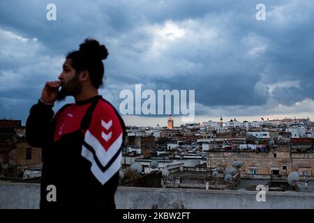 Tunis, Tunisie, 13 mars 2016. Un rappeur sur un toit dans la médina. Ils choisissent des lieux de cachette comme celui-ci pour traîner, fumer et boire. C'est également l'endroit où ils échangent des idées et s'inspirent de ce qu'ils sont témoins quotidiennement. (Photo par Emeric Fohlen/NurPhoto) Banque D'Images