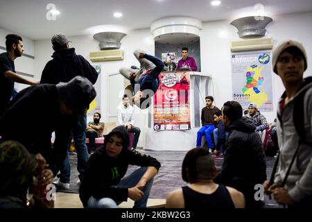 Bizerte, Tunisie, 27 février 2016. Les B-boys se réchauffent avant la compétition de breakdance du capitaine. Le gagnant de ce concours aura de la chance de voyager à l'étranger. (Photo par Emeric Fohlen/NurPhoto) Banque D'Images