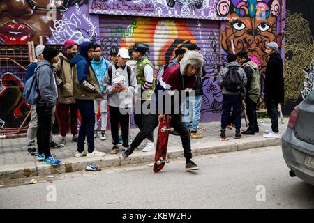 Tunis, Tunisie, 27 janvier 2017. Des jeunes de la communauté locale du hip hop traînent dans la rue pendant le festival. (Photo par Emeric Fohlen/NurPhoto) Banque D'Images