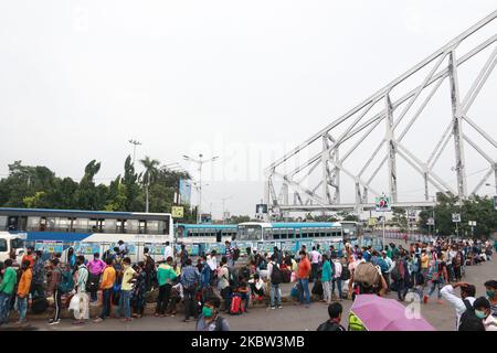 Les navetteurs qui se déplacent sans maintenir la distance sociale à Howrah bus Strand pendant le Bengale occidental va dans le confinement bimensuel à Kolkata, Inde sur 23 juillet,2020.le nombre de Covid-19 en Inde a augmenté à 1 238 635 aujourd'hui après que le pays a connu un pic énorme de plus de 45 720 dans le compte de nouveaux cas de coronavirus au cours des dernières 24 heures. Record 1 129 personnes ont succombé à la maladie mortelle, avec laquelle le nombre de morts a augmenté à 29 861. (Photo de Debajyoti Chakraborty/NurPhoto) Banque D'Images