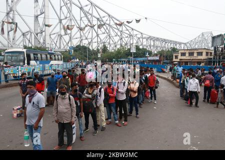 Les navetteurs qui se déplacent sans maintenir la distance sociale à Howrah bus Strand pendant le Bengale occidental va dans le confinement bimensuel à Kolkata, Inde sur 23 juillet,2020.le nombre de Covid-19 en Inde a augmenté à 1 238 635 aujourd'hui après que le pays a connu un pic énorme de plus de 45 720 dans le compte de nouveaux cas de coronavirus au cours des dernières 24 heures. Record 1 129 personnes ont succombé à la maladie mortelle, avec laquelle le nombre de morts a augmenté à 29 861. (Photo de Debajyoti Chakraborty/NurPhoto) Banque D'Images