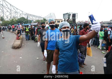 Les navetteurs qui se déplacent sans maintenir la distance sociale à Howrah bus Strand pendant le Bengale occidental va dans le confinement bimensuel à Kolkata, Inde sur 23 juillet,2020.le nombre de Covid-19 en Inde a augmenté à 1 238 635 aujourd'hui après que le pays a connu un pic énorme de plus de 45 720 dans le compte de nouveaux cas de coronavirus au cours des dernières 24 heures. Record 1 129 personnes ont succombé à la maladie mortelle, avec laquelle le nombre de morts a augmenté à 29 861. (Photo de Debajyoti Chakraborty/NurPhoto) Banque D'Images