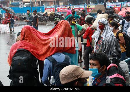 Les navetteurs qui se déplacent sans maintenir la distance sociale à Howrah bus Strand pendant le Bengale occidental va dans le confinement bimensuel à Kolkata, Inde sur 23 juillet,2020.le nombre de Covid-19 en Inde a augmenté à 1 238 635 aujourd'hui après que le pays a connu un pic énorme de plus de 45 720 dans le compte de nouveaux cas de coronavirus au cours des dernières 24 heures. Record 1 129 personnes ont succombé à la maladie mortelle, avec laquelle le nombre de morts a augmenté à 29 861. (Photo de Debajyoti Chakraborty/NurPhoto) Banque D'Images