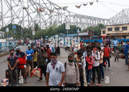 Les navetteurs qui se déplacent sans maintenir la distance sociale à Howrah bus Strand pendant le Bengale occidental va dans le confinement bimensuel à Kolkata, Inde sur 23 juillet,2020.le nombre de Covid-19 en Inde a augmenté à 1 238 635 aujourd'hui après que le pays a connu un pic énorme de plus de 45 720 dans le compte de nouveaux cas de coronavirus au cours des dernières 24 heures. Record 1 129 personnes ont succombé à la maladie mortelle, avec laquelle le nombre de morts a augmenté à 29 861. (Photo de Debajyoti Chakraborty/NurPhoto) Banque D'Images