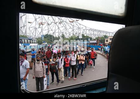 Les navetteurs qui se déplacent sans maintenir la distance sociale à Howrah bus Strand pendant le Bengale occidental va dans le confinement bimensuel à Kolkata, Inde sur 23 juillet,2020.le nombre de Covid-19 en Inde a augmenté à 1 238 635 aujourd'hui après que le pays a connu un pic énorme de plus de 45 720 dans le compte de nouveaux cas de coronavirus au cours des dernières 24 heures. Record 1 129 personnes ont succombé à la maladie mortelle, avec laquelle le nombre de morts a augmenté à 29 861. (Photo de Debajyoti Chakraborty/NurPhoto) Banque D'Images