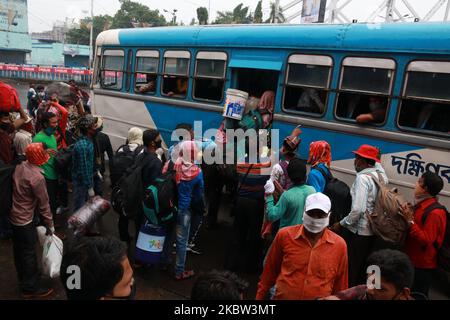 Navetteurs (passagers de chemin de fer) Après l'arrivée de la gare de howrah essayer de border des passagers bus et de ne maintient pas les distances sociales à Howrah bus Strand pendant le Bengale occidental va dans le verrouillage bi-hebdomadaire à Kolkata, Inde sur 23 juillet,2020.le nombre de Covid-19 en Inde a augmenté à 1 238 635 aujourd'hui après que le pays a connu une énorme pointe de plus de 45 720 dedans le nombre de nouveaux cas de coronavirus au cours des dernières 24 heures. Record 1 129 personnes ont succombé à la maladie mortelle, avec laquelle le nombre de morts a augmenté à 29 861. (Photo de Debajyoti Chakraborty/NurPhoto) Banque D'Images