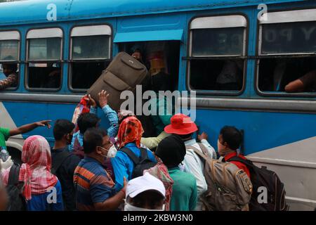 Navetteurs (passagers de chemin de fer) Après l'arrivée de la gare de howrah essayer de border des passagers bus et de ne maintient pas les distances sociales à Howrah bus Strand pendant le Bengale occidental va dans le verrouillage bi-hebdomadaire à Kolkata, Inde sur 23 juillet,2020.le nombre de Covid-19 en Inde a augmenté à 1 238 635 aujourd'hui après que le pays a connu une énorme pointe de plus de 45 720 dedans le nombre de nouveaux cas de coronavirus au cours des dernières 24 heures. Record 1 129 personnes ont succombé à la maladie mortelle, avec laquelle le nombre de morts a augmenté à 29 861. (Photo de Debajyoti Chakraborty/NurPhoto) Banque D'Images