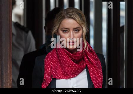 Amber Heard arrive devant les cours royales de justice le 14 jour de l'audience sur l'affaire de diffamation contre le journal Sun, le 24 juillet 2020, à Londres, en Angleterre. Aujourd'hui, le tribunal entendra des témoins finals de l'éditeur de Sun, News Group Newspapers, alors que Johnny Depp poursuit le journal au sujet d'un article de 2018 dans lequel il a été accusé d'être violent envers Amber entendu pendant leur mariage. (Photo de Wiktor Szymanowicz/NurPhoto) Banque D'Images