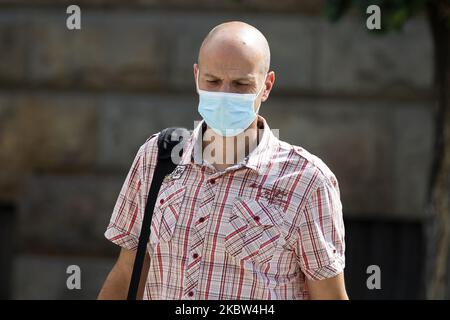 Un homme avec un masque et des gants traverse la ville pendant la nouvelle maladie du coronavirus (COVID-19) après l'augmentation du coronavirus infecté à Belgrade, en Serbie, sur 24 juillet 2020. Le nombre d'infections à coronavirus augmente dans toute la Serbie, en particulier à Belgrade, où 80 % des infections à coronavirus sont détectées. Le gouvernement impose l'utilisation obligatoire de masques à l'intérieur et à l'extérieur pour stopper la propagation de la coronavirus (COVID-19). (Photo par Nikola Krstic/NurPhoto) Banque D'Images