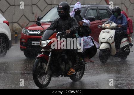 Un homme fait une moto lors de fortes pluies à Mumbai, en Inde, sur 24 juillet 2020. (Photo par Himanshu Bhatt/NurPhoto) Banque D'Images