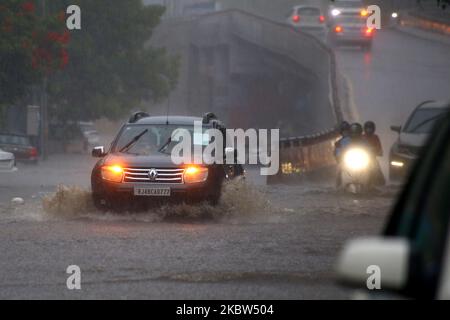 Le 24 juillet 2020, les Indiens traversent une route inondée lors d'une douche de pluie de Monsoon à Ajmer, Rajasthan, Inde. (Photo par Himanshu Sharma/NurPhoto) Banque D'Images