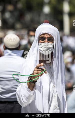 Les gens attendent que les premières prières officielles du vendredi commencent à l'extérieur de la mosquée Sainte-Sophie à 24 juillet 2020, à Istanbul, en Turquie. La mosquée Sainte-Sophie s'est ouverte à l'adoration 86 ans après la prière du vendredi qui sera exécutée aujourd'hui à Istanbul. (Photo par Onur Dogman/NurPhoto) Banque D'Images