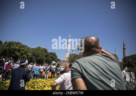 Les gens attendent que les premières prières officielles du vendredi commencent à l'extérieur de la mosquée Sainte-Sophie à 24 juillet 2020, à Istanbul, en Turquie. La mosquée Sainte-Sophie s'est ouverte à l'adoration 86 ans après la prière du vendredi qui sera exécutée aujourd'hui à Istanbul. (Photo par Onur Dogman/NurPhoto) Banque D'Images