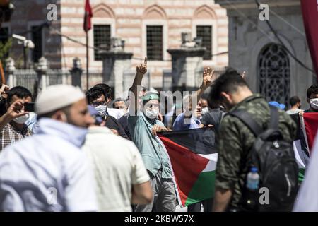 Les gens attendent que les premières prières officielles du vendredi commencent à l'extérieur de la mosquée Sainte-Sophie à 24 juillet 2020, à Istanbul, en Turquie. La mosquée Sainte-Sophie s'est ouverte à l'adoration 86 ans après la prière du vendredi qui sera exécutée aujourd'hui à Istanbul. (Photo par Onur Dogman/NurPhoto) Banque D'Images