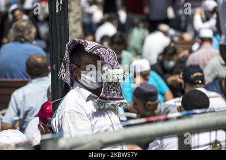 Les gens attendent que les premières prières officielles du vendredi commencent à l'extérieur de la mosquée Sainte-Sophie à 24 juillet 2020, à Istanbul, en Turquie. La mosquée Sainte-Sophie s'est ouverte à l'adoration 86 ans après la prière du vendredi qui sera exécutée aujourd'hui à Istanbul. (Photo par Onur Dogman/NurPhoto) Banque D'Images