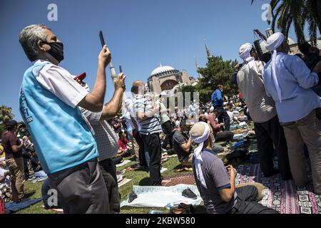 Les gens attendent que les premières prières officielles du vendredi commencent à l'extérieur de la mosquée Sainte-Sophie à 24 juillet 2020, à Istanbul, en Turquie. La mosquée Sainte-Sophie s'est ouverte à l'adoration 86 ans après la prière du vendredi qui sera exécutée aujourd'hui à Istanbul. (Photo par Onur Dogman/NurPhoto) Banque D'Images