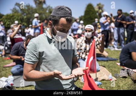 Les gens attendent que les premières prières officielles du vendredi commencent à l'extérieur de la mosquée Sainte-Sophie à 24 juillet 2020, à Istanbul, en Turquie. La mosquée Sainte-Sophie s'est ouverte à l'adoration 86 ans après la prière du vendredi qui sera exécutée aujourd'hui à Istanbul. (Photo par Onur Dogman/NurPhoto) Banque D'Images