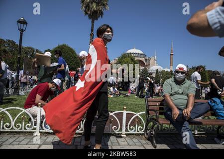 Les gens attendent que les premières prières officielles du vendredi commencent à l'extérieur de la mosquée Sainte-Sophie à 24 juillet 2020, à Istanbul, en Turquie. La mosquée Sainte-Sophie s'est ouverte à l'adoration 86 ans après la prière du vendredi qui sera exécutée aujourd'hui à Istanbul. (Photo par Onur Dogman/NurPhoto) Banque D'Images