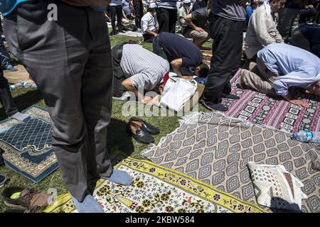 Les gens attendent que les premières prières officielles du vendredi commencent à l'extérieur de la mosquée Sainte-Sophie à 24 juillet 2020, à Istanbul, en Turquie. La mosquée Sainte-Sophie s'est ouverte à l'adoration 86 ans après la prière du vendredi qui sera exécutée aujourd'hui à Istanbul. (Photo par Onur Dogman/NurPhoto) Banque D'Images