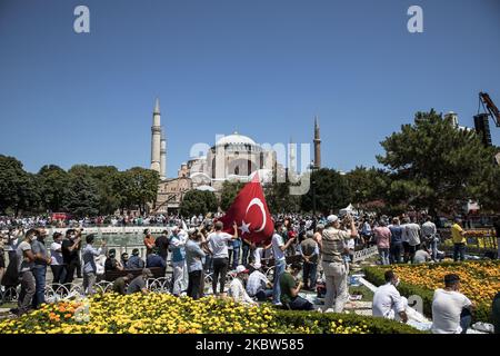 Les gens attendent que les premières prières officielles du vendredi commencent à l'extérieur de la mosquée Sainte-Sophie à 24 juillet 2020, à Istanbul, en Turquie. La mosquée Sainte-Sophie s'est ouverte à l'adoration 86 ans après la prière du vendredi qui sera exécutée aujourd'hui à Istanbul. (Photo par Onur Dogman/NurPhoto) Banque D'Images