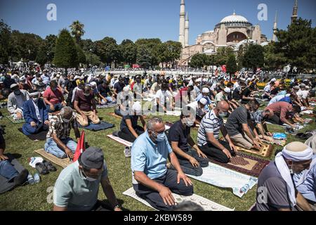 Les gens attendent que les premières prières officielles du vendredi commencent à l'extérieur de la mosquée Sainte-Sophie à 24 juillet 2020, à Istanbul, en Turquie. La mosquée Sainte-Sophie s'est ouverte à l'adoration 86 ans après la prière du vendredi qui sera exécutée aujourd'hui à Istanbul. (Photo par Onur Dogman/NurPhoto) Banque D'Images