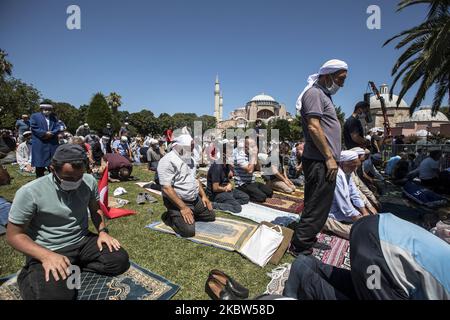 Les gens attendent que les premières prières officielles du vendredi commencent à l'extérieur de la mosquée Sainte-Sophie à 24 juillet 2020, à Istanbul, en Turquie. La mosquée Sainte-Sophie s'est ouverte à l'adoration 86 ans après la prière du vendredi qui sera exécutée aujourd'hui à Istanbul. (Photo par Onur Dogman/NurPhoto) Banque D'Images