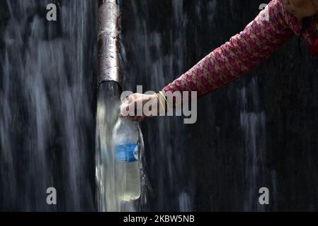 Un dévot népalais remplissant de l'eau sainte pour offrir une prière rituelle vers Nag ou Snake God au lac de Tudaha, Kirtipur, Katmandou, Népal samedi, 25 juillet, 2020. Le lendemain, les serpents sont adorés au Népal ainsi qu'en Inde et dans les pays hindous. Ce festival est célébré avec foi et passions. En ce jour, les dévotés adorant le Seigneur Shiva, le porteur du serpent, est considéré comme un lieu propice. (Photo de Narayan Maharajan/NurPhoto) Banque D'Images