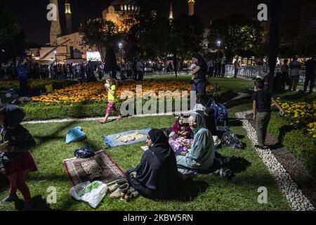 Les gens attendent que les premières prières officielles du vendredi commencent à l'extérieur de la mosquée Sainte-Sophie à 24 juillet 2020, à Istanbul, en Turquie. La mosquée Sainte-Sophie s'est ouverte à l'adoration 86 ans après la prière du vendredi qui sera exécutée aujourd'hui à Istanbul. (Photo par Onur Dogman/NurPhoto) Banque D'Images