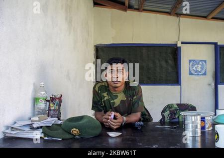 Scène de la journée de l'indépendance et vie quotidienne timoraise le 7day à Dili et au village d'Atambua, Timor-Leste, sur 20 mai 2002. Portrait de la Force de maintien de la paix des Nations Unies au point de contrôle frontalier de Motaain en Indonésie. (Photo de Seung-il Ryu/NurPhoto) Banque D'Images