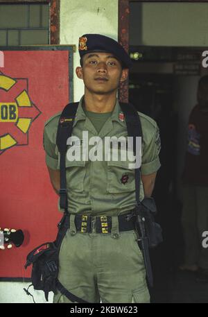 Le stand de Brimob indonésien (police) garde leur poste au village frontalier de Motaain, en Indonésie, sur 20 mai 2002. (Photo de Seung-il Ryu/NurPhoto) Banque D'Images