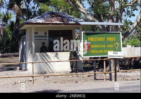 Scène de la journée de l'indépendance et vie quotidienne timoraise le 7day à Dili et au village d'Atambua, Timor-Leste, sur 20 mai 2002. Indonésie l'armée garde son poste au village frontalier de Motaain en Indonésie. (Photo de Seung-il Ryu/NurPhoto) Banque D'Images