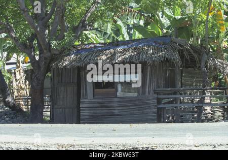 Scène de la journée de l'indépendance et vie quotidienne timoraise le 7day à Dili et au village d'Atambua, Timor-Leste, sur 20 mai 2002. Maison en bambou construite entre le Timor et la ligne de front de l'Indonésie à Motaain, Indonésie. (Photo de Seung-il Ryu/NurPhoto) Banque D'Images