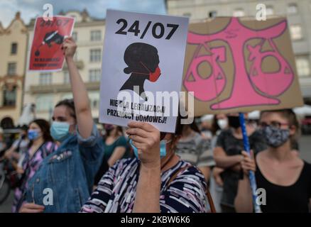 Des militants et des membres des partis d'opposition polonais se sont réunis vendredi après-midi sur la place principale du marché de Cracovie pour exprimer leur opposition au projet du gouvernement de retirer la Pologne de la Convention du Conseil de l'Europe de 2011 sur la lutte contre la violence domestique. Vendredi, 24 juillet 2020, à Cracovie, en Pologne. (Photo par Artur Widak/NurPhoto) Banque D'Images