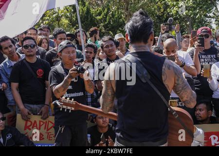 Le groupe de rock local se produit lors d'une manifestation pour rejeter le test rapide et écouvillon pour le coronavirus (Covid-19) comme une exigence administrative pour les travailleurs et les voyageurs à Denpasar, Bali, Indonésie sur 26 juillet 2020. Ils exhortent le gouvernement à cesser de mettre en œuvre des tests rapides et par écouvillonnage comme principale exigence pour les services publics, même le nombre de cas de Covid-19 est encore élevé en Indonésie. Ils croient que les tests rapides et par écouvillonnage ont le potentiel de devenir une entreprise sale dans l'industrie de la santé, ce qui ne va peser que sur le plan économique des personnes de faible classe. (Photo de Johannes Christo/NurPhoto) Banque D'Images