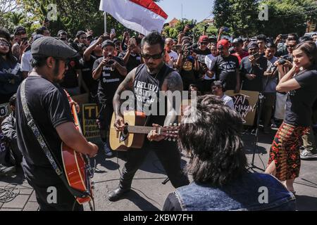 Le groupe de rock local se produit lors d'une manifestation pour rejeter le test rapide et écouvillon pour le coronavirus (Covid-19) comme une exigence administrative pour les travailleurs et les voyageurs à Denpasar, Bali, Indonésie sur 26 juillet 2020. Ils exhortent le gouvernement à cesser de mettre en œuvre des tests rapides et par écouvillonnage comme principale exigence pour les services publics, même le nombre de cas de Covid-19 est encore élevé en Indonésie. Ils croient que les tests rapides et par écouvillonnage ont le potentiel de devenir une entreprise sale dans l'industrie de la santé, ce qui ne va peser que sur le plan économique des personnes de faible classe. (Photo de Johannes Christo/NurPhoto) Banque D'Images